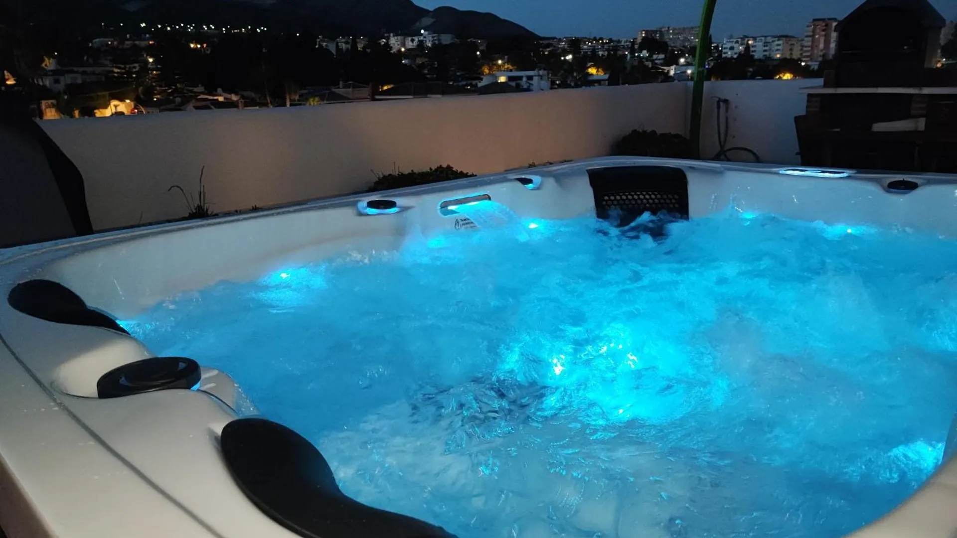 Isla De Benalmadena 1, Jacuzzi, 80M From The Sea, Ac, Bbq, Private Parking, Big Terrace公寓 0*,  西班牙